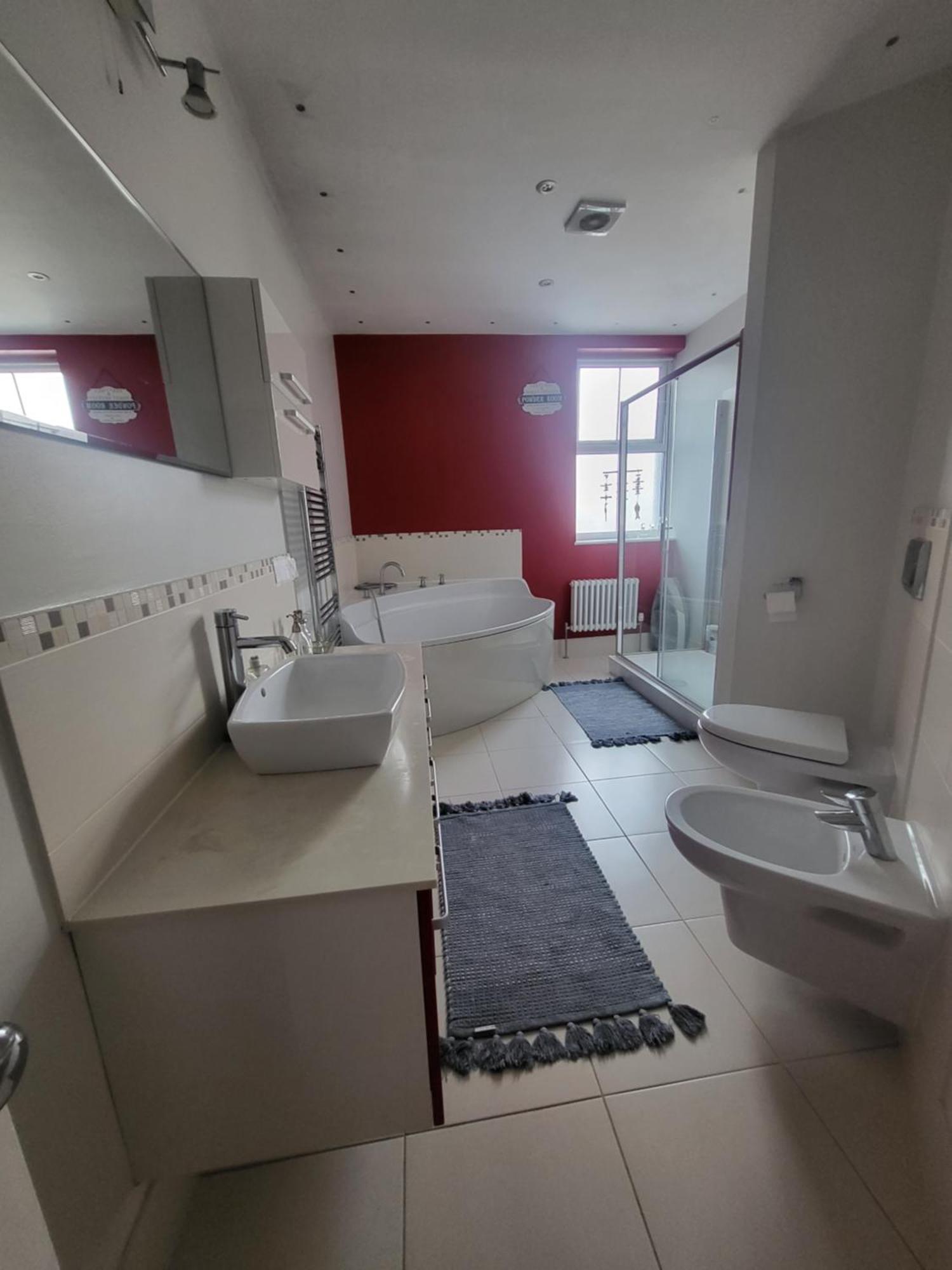 Haya Guest House Олдбери Экстерьер фото