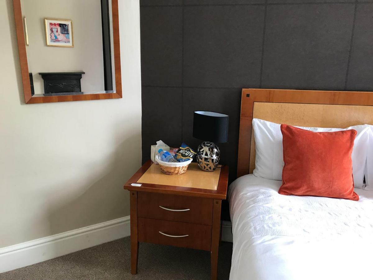 Haya Guest House Олдбери Экстерьер фото